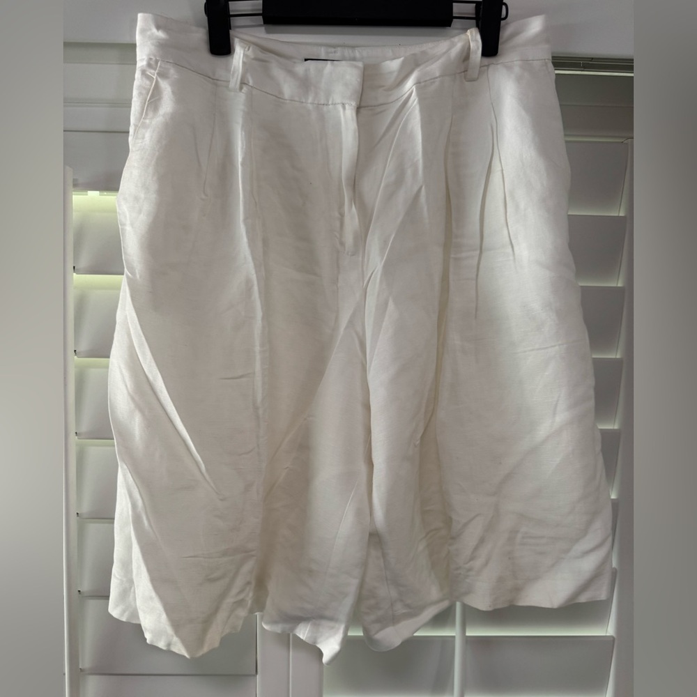 Ann Taylor size 8 Elegant White Linen Shorts